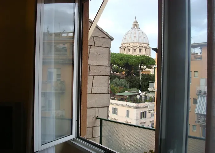 Vatican Balcony Apartment *